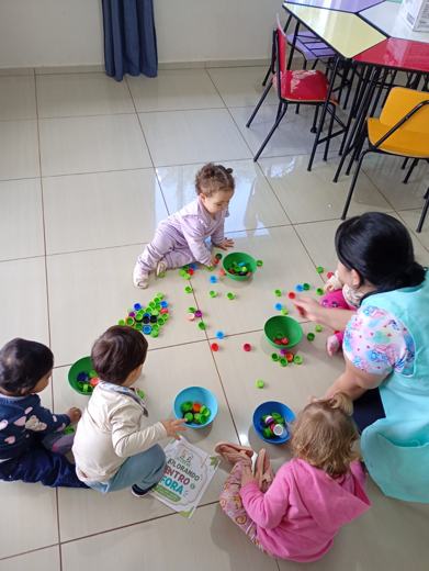 Crianças da Recrear: explorando tampinhas, Maternal (2 a 4 anos)