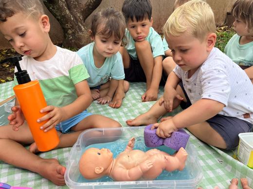 Crianças da Recrear: higiene e cuidados com bonecas, Maternal (2 a 4 anos)