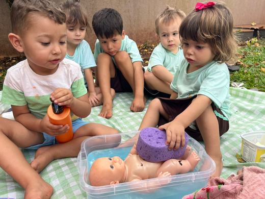 Crianças da Recrear: higiene e cuidados com bonecas, Maternal (2 a 4 anos)