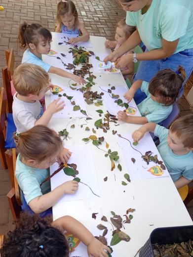 Crianças da Recrear: natureza e folhas, Maternal (2 a 4 anos)