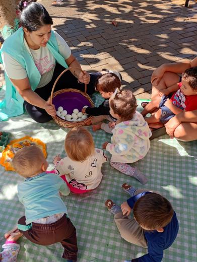 Crianças da Recrear: cesta de ovos, Pequenos (1 a 2 anos)